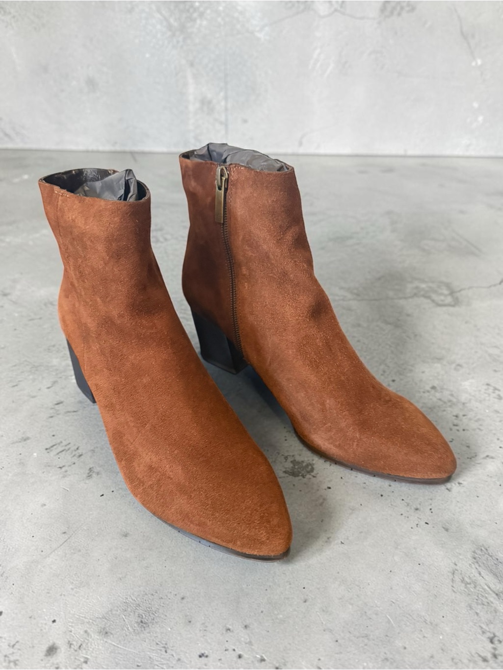 New In Box Aquatalia Giana Dress Suede Chocolate Bootie Size 8m